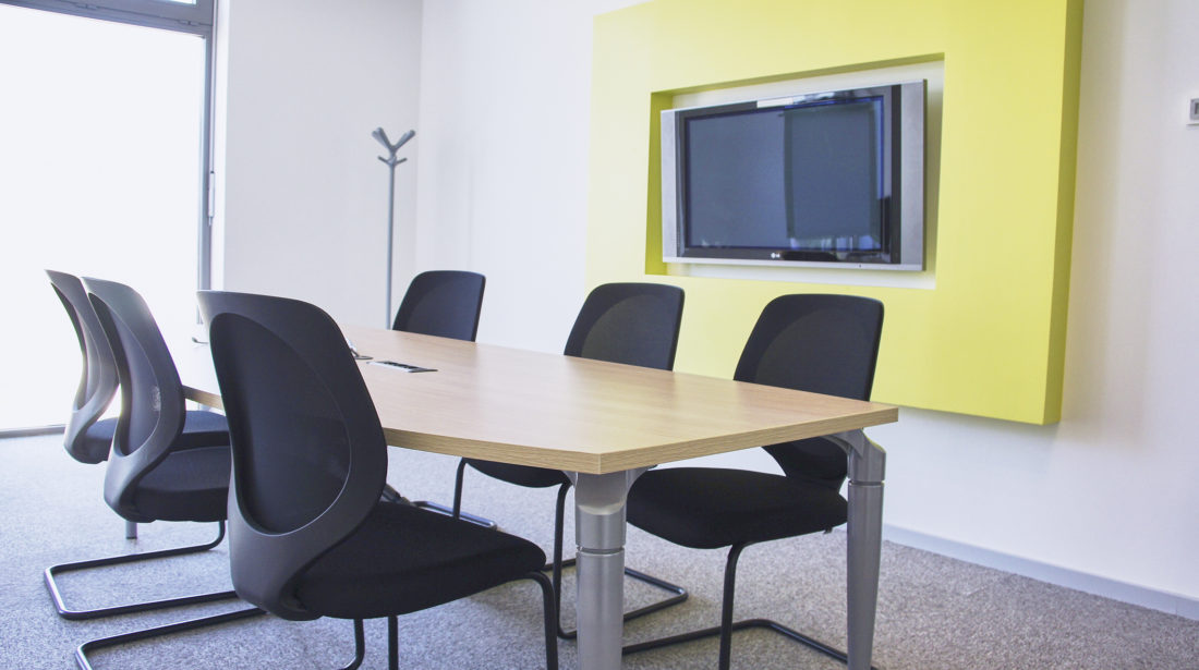 Vue-d'une-salle-de-réunion-jaune-chez-DV-CONSTRUCTION