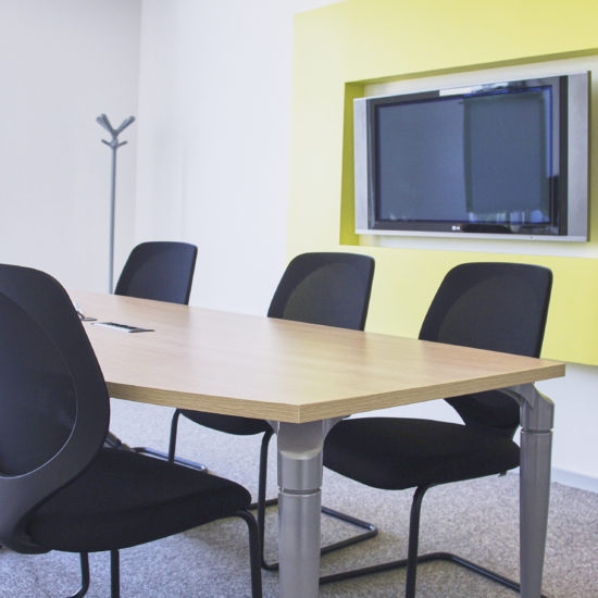 Vue-d'une-salle-de-réunion-jaune-chez-DV-CONSTRUCTION