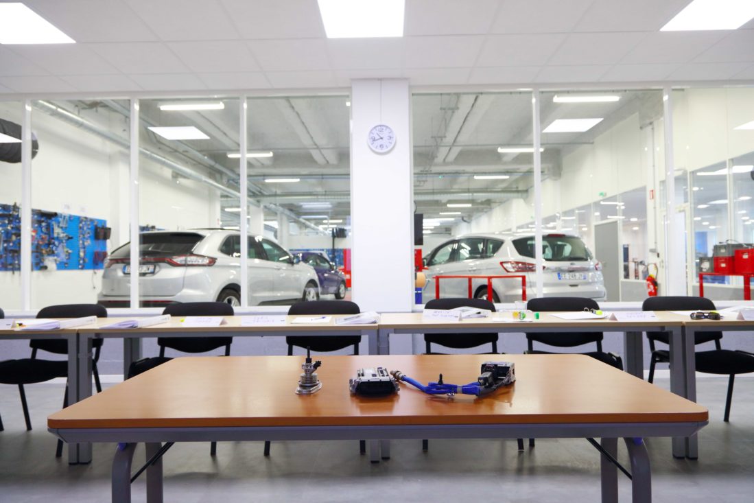 Vue sur l'atelier attenant d'une salle de formation du Centre de Formation Technique Msx International pour Ford France.